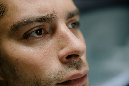 Gros plan sur le visage d'un homme à la barbe courte, texture de peau et poils de trois jours