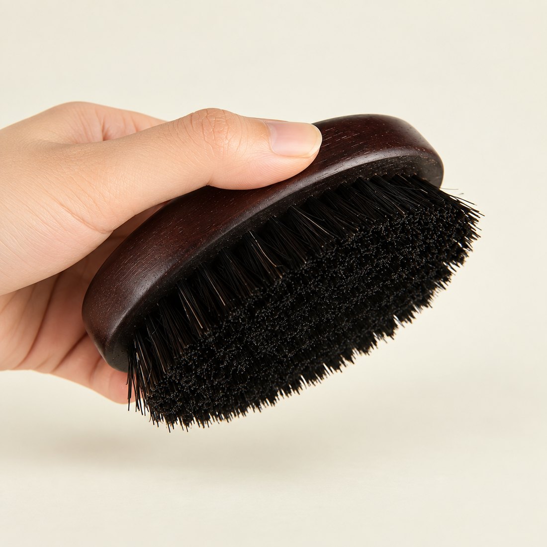 Le bon geste, au quotidien, brosse à barbe en poils de sanglier Poil de Brute